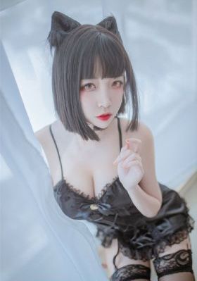 美国“龙”飞船载4名宇航员返回地球