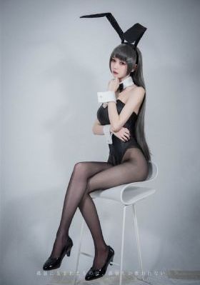刷子刷女生子脚底心羽毛